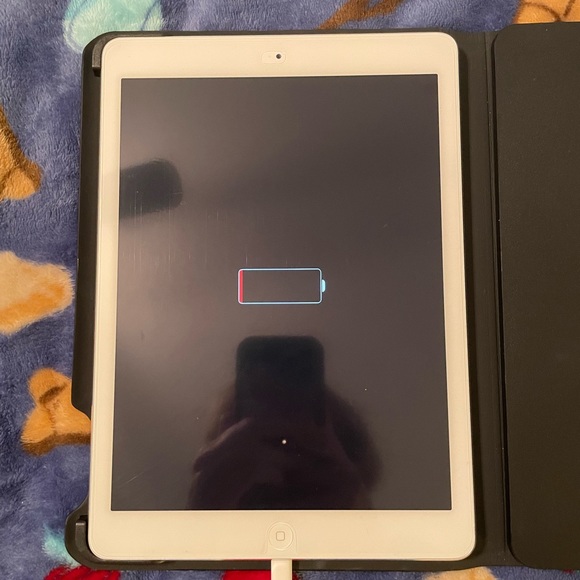 IPad Air 16 GB with Logitech keyboard folio - Picture 2 of 8